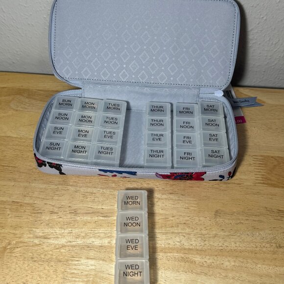 Vera Bradley Large Travel Pill Case in Vineyard Floral NWT - Picture 5 of 6